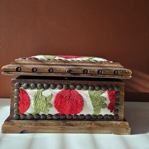 “Vintage Wooden Chest with Turkish Kilim Rug Upholstery – Handmade Storage Box